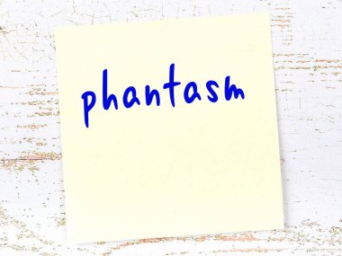 Hayali şeyleri hatırlatma kavramı. Tahta duvarda üzerinde yazı olan sarı yapışkan kağıt.