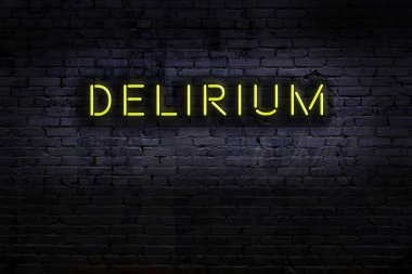 Duvara yazı yazma çılgınlığı olan neon levhası. Gece görünümü