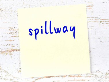 Tahta duvardaki sarı yapışkan notta el yazısı dökülmüş.