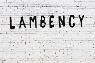 Beyaz tuğla duvara siyah boya ile yazılmış bir yazıt..