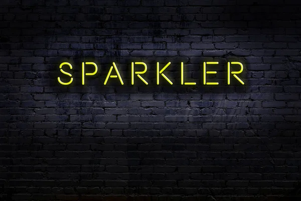 Geceleri duvarda neon levhası var. Yazı maytapları