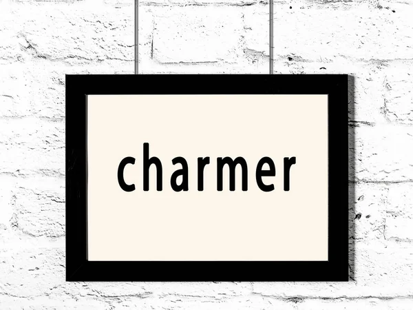 Schwarzer Holzrahmen Mit Inschrift Charmeur Hängt Weißer Ziegelwand — Stockfoto