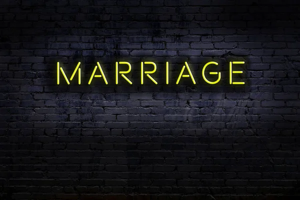 霓虹灯与题词结婚与砖墙相映成趣 — 图库照片
