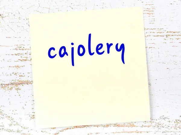 Tahta duvardaki sarı yapışkan notta el yazısıyla yazılmış tatlı sözler var.