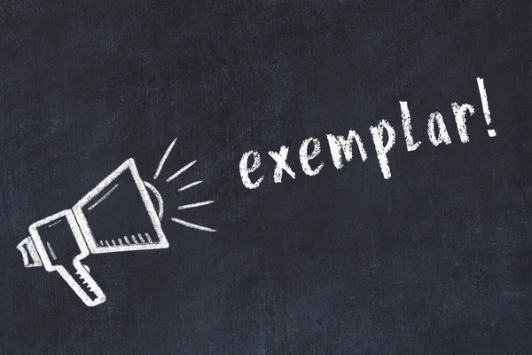 Hoparlörün tebeşir çizimi ve siyah masanın üzerine el yazısıyla yazılmış yazı örneği