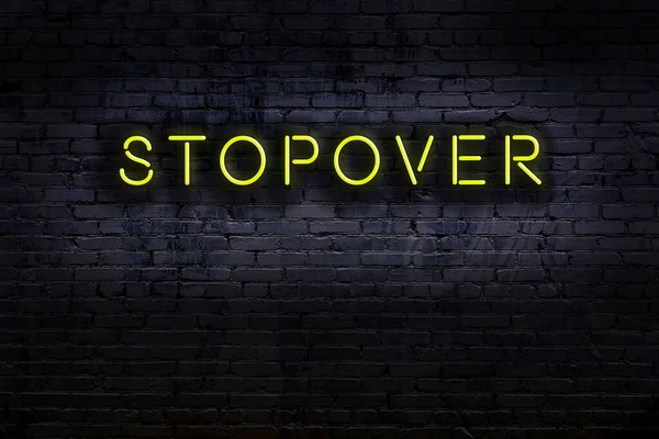 Geceleri duvarda neon levhası var. Yazı durdurma