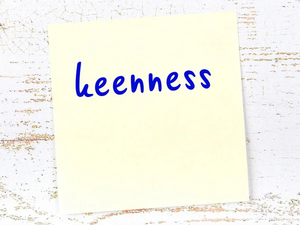 Tahta duvardaki sarı yapışkan notta el yazısı keskinliği var.