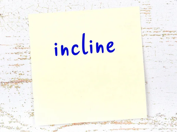 Eğilim hakkında hatırlatma kavramı. Tahta duvarda üzerinde yazı olan sarı yapışkan kağıt.