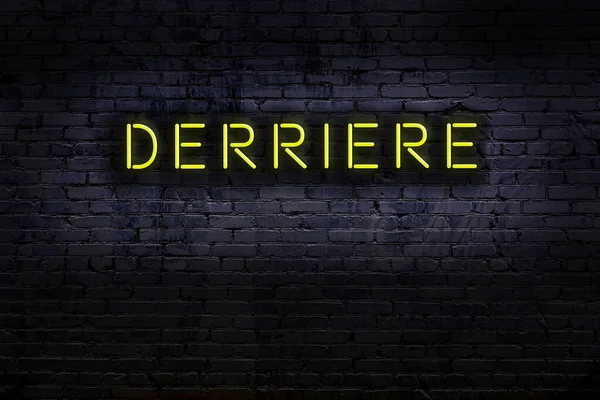 Geceleri duvarda neon levhası var. Yazı derrieri