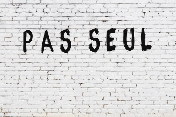 Witte Bakstenen Muur Met Inscriptie Pas Seul Handgeschreven Met Zwarte — Stockfoto