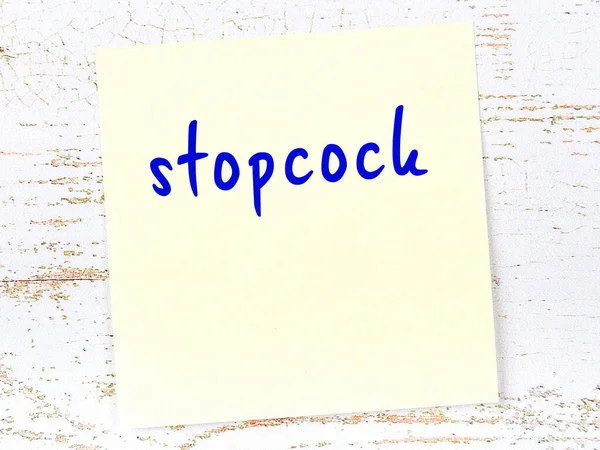 Konsep Pengingat Tentang Stopcock Kertas Berlekat Kuning Dinding Kayu Dengan — Stok Foto