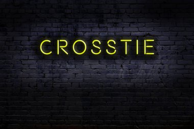 Duvara yazı kazınmış neon tabela. Gece görünümü