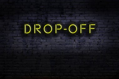 Duvara yazı asılmış neon levhası. Gece görünümü