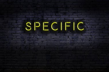 Tuğla duvara yazılmış neon levhası. Gece görünümü