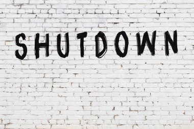 Yazıt kapatma işlemi, beyaz tuğla duvara siyah boya ile yazılmış..