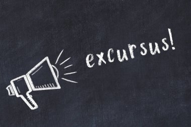 Hoparlörün tebeşir çizimi ve siyah masanın üzerine el yazısıyla yazılmış yazı gezisi.