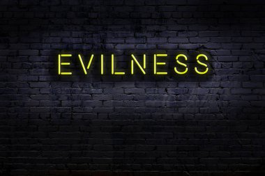 Geceleri duvarda neon levhası var. Yazıt kötülüğü.