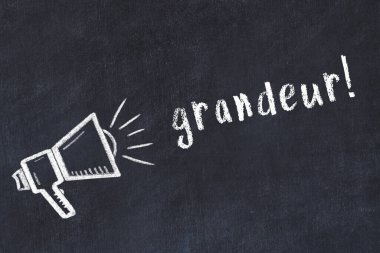 Hoparlörün tebeşir çizimi ve siyah masanın üzerine el yazısı ihtişamı.