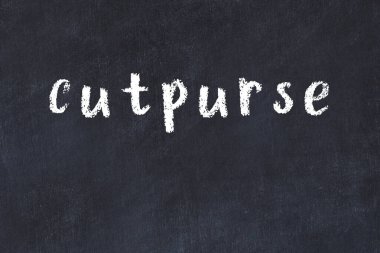 Tebeşir el yazısıyla yazılmış keski siyah masanın üstünde.