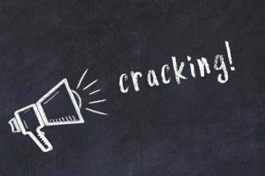 Hoparlörlerin tebeşir çizimi ve siyah masanın üzerinde el yazısıyla yazılmış yazılar.