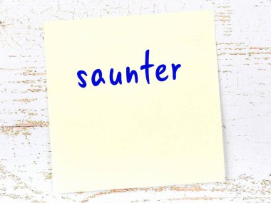 Tahta duvarda sarı yapışkan bir not, el yazısıyla yazılmış bir avare.