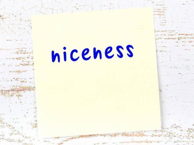 Kibarlık hakkında hatırlatma kavramı. Tahta duvarda üzerinde yazı olan sarı yapışkan kağıt.