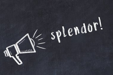 Üzerinde hoparlör ve yazı ihtişamı olan siyah karatahta.