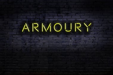 Geceleri duvarda neon levhası var. Yazıt cephaneliği