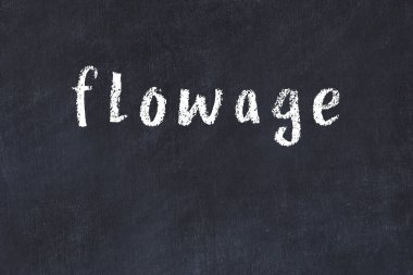 Üzerinde el yazısıyla yazılmış yazı akışı olan üniversite yazı tahtası.