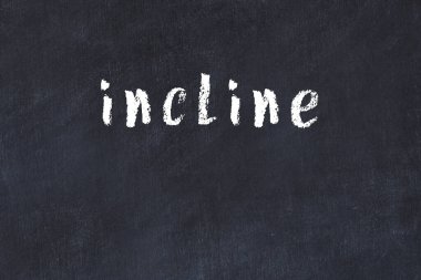 Tebeşir el yazısıyla yazılmış yazı, siyah masaya yatık.