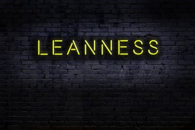 Geceleri duvarda neon levhası var. Yazı dayanıklılığı