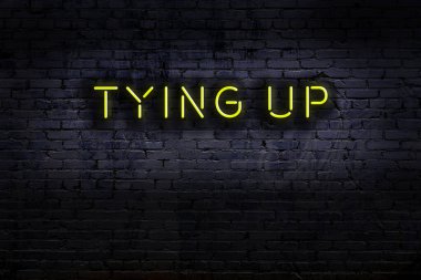 Geceleri duvarda neon levhası var. Yazı bağlanıyor