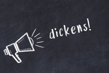 Hoparlör çizimi olan siyah karatahta ve yazıt dikenleri