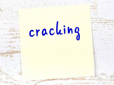 Kırılmayı hatırlatma kavramı. Tahta duvarda üzerinde yazı olan sarı yapışkan kağıt.