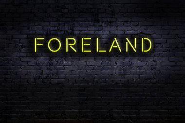 Geceleri duvarda neon levhası var. Yazı biçimi