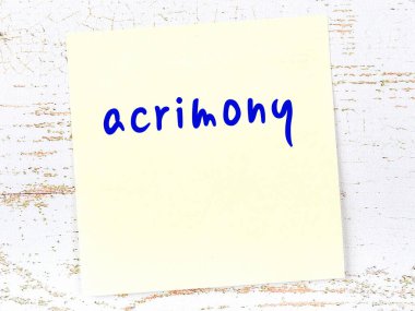 Tahta duvardaki sarı yapışkan notta elle yazılmış bir yazıt var.