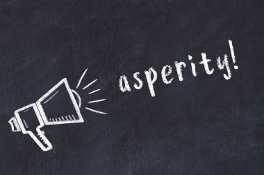 Hoparlörün tebeşir çizimi ve siyah masanın üzerine el yazısıyla yazılmış yazması.