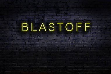 Geceleri duvarda neon levhası var. Yazıt kalkışı