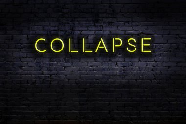 Geceleri duvarda neon levhası var. Yazı çökmesi