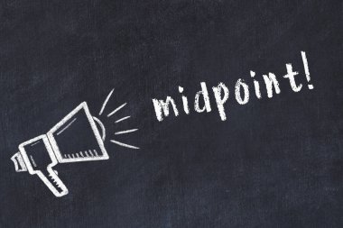 Üzerinde hoparlör ve yazı olan siyah karatahta.