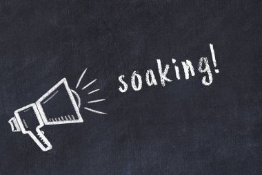 Hoparlörlerin tebeşir çizimi ve siyah masaya yapıştırılmış el yazısı.