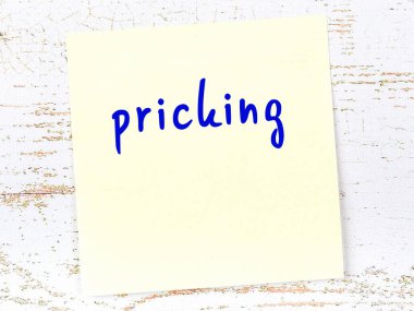 İğnelemeyi hatırlatma anlayışı. Tahta duvarda üzerinde yazı olan sarı yapışkan kağıt.