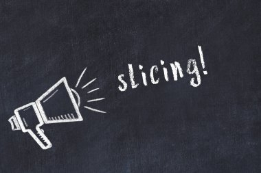 Hoparlör çizimi ve yazı dilimleme ile siyah karatahta