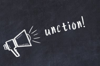 Hoparlör çizimi ve yazı kesicisi olan siyah karatahta