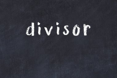 Tebeşir elle yazılmış yazma bölücüsü siyah masada.