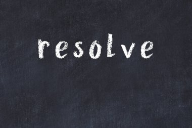 Tebeşir elle yazılmış yazı çözümü siyah masada