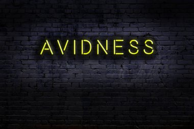 Geceleri duvarda neon levhası var. Yazma hevesliliği