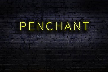 Geceleri duvarda neon levhası var. Yazı eğilimi