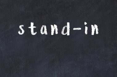 Tebeşir el yazısıyla siyah masanın üzerine yazması.