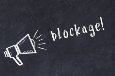 Hoparlörün tebeşir çizimi ve siyah masanın üzerine el yazısıyla yazılmış yazması tıkanma